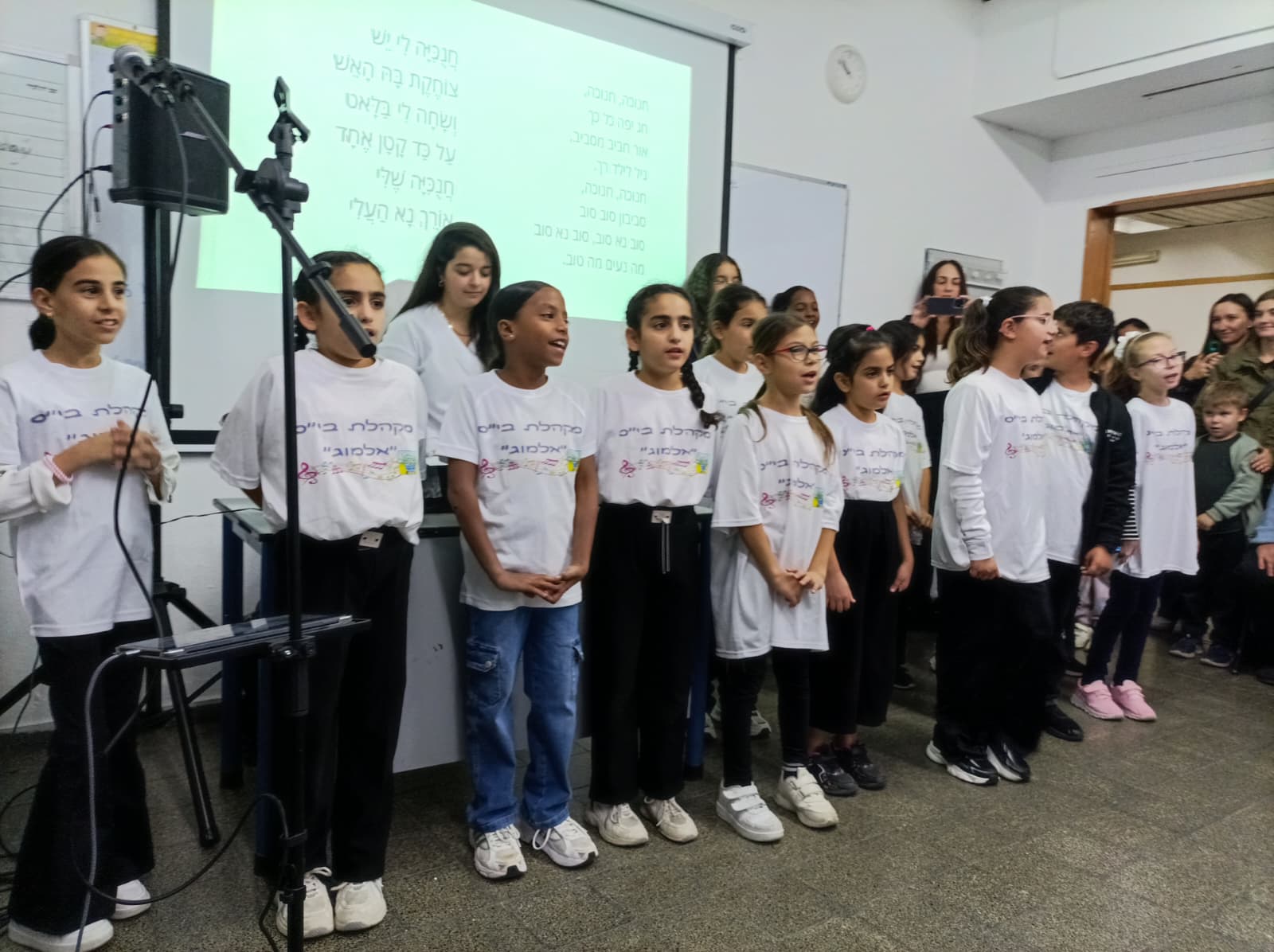 מקהלת בי"ס אלמוג באה לשמח את העולים בשירי חנוכה
