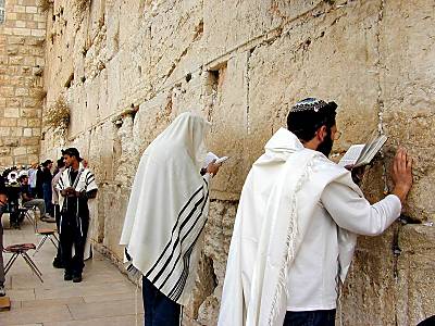 Men_praying_.jpg